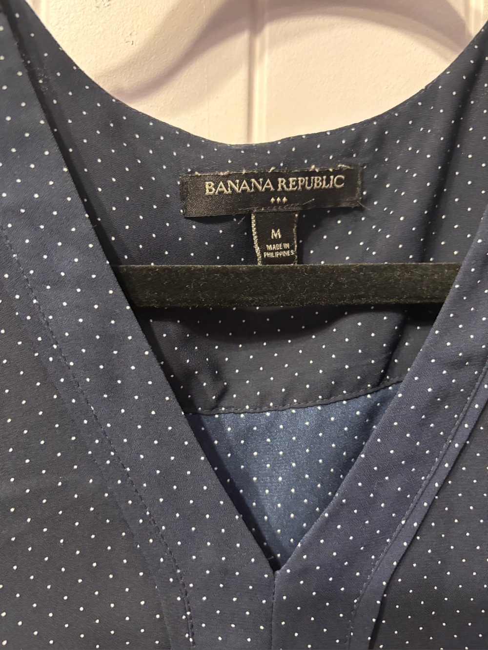 Banana Republic Sleeveless Navy Polka Dot V-Neck Top - Picture 7 of 8